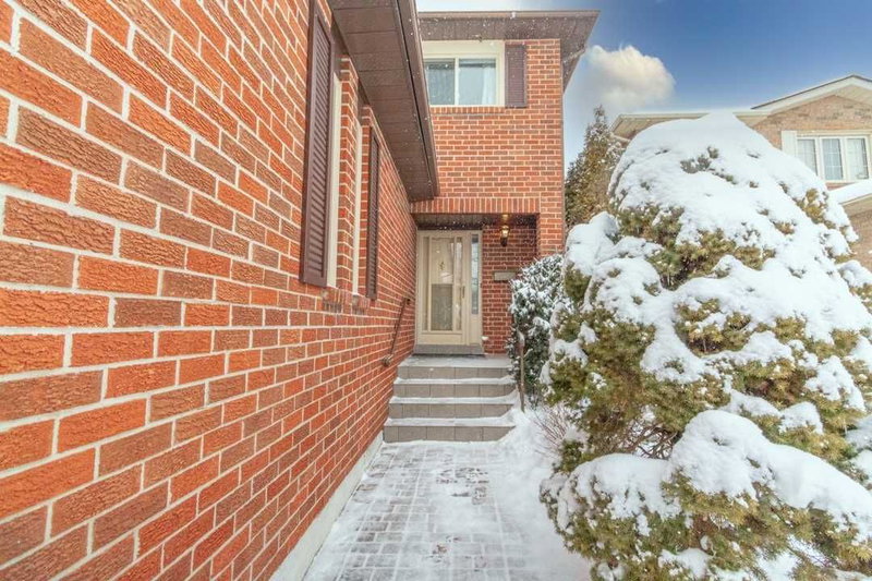 8 Belvedere Cres, Richmond Hill, L4C8W2 | Image 3
