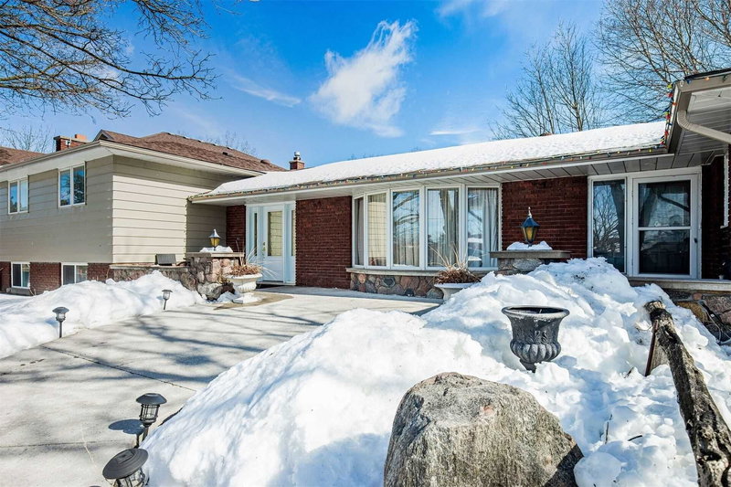 41 Hamilton Dr, Newmarket, L3Y3E7 | Image 2
