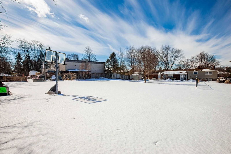 41 Hamilton Dr, Newmarket, L3Y3E7 | Image 3