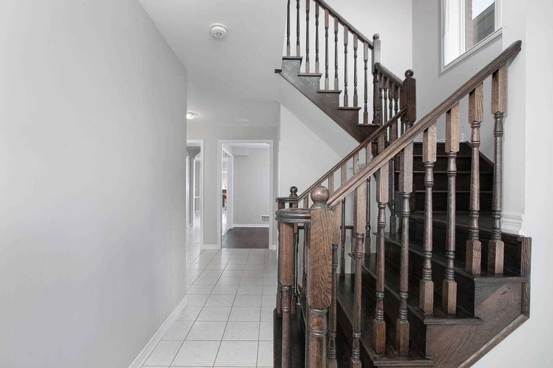 80 Robb Thompson Rd, East Gwillimbury, L0G1M0 | Image 2