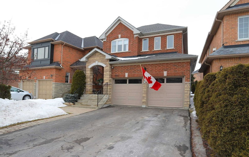 582 Plantation Gate, Newmarket, L3X2C2 | Image 2