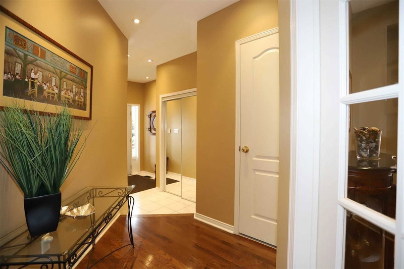 582 Plantation Gate, Newmarket, L3X2C2 | Image 3