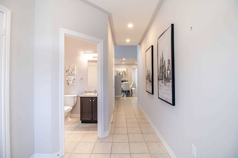 137 Brookview Dr, Bradford West Gwillimbury, L3Z0S6 | Image 2