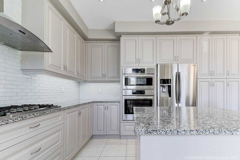 565 Mcgregor Farm Tr, Newmarket, L3X1C1 | Image 3