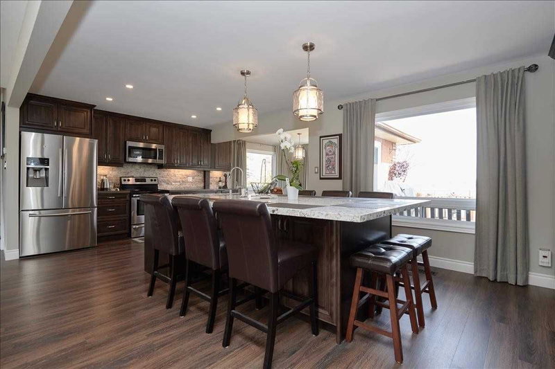 2032 Chantler St, Innisfil, L9S 1B5 | Image 2