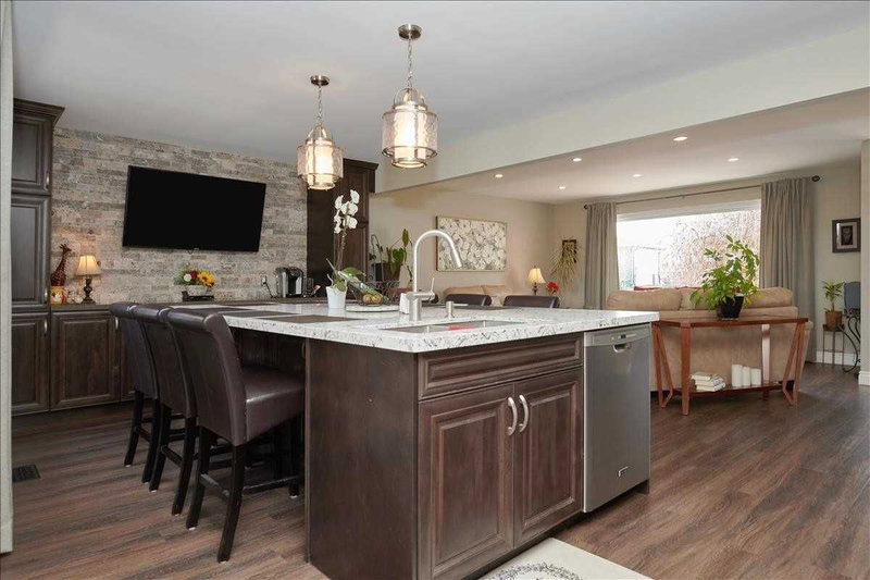 2032 Chantler St, Innisfil, L9S 1B5 | Image 3