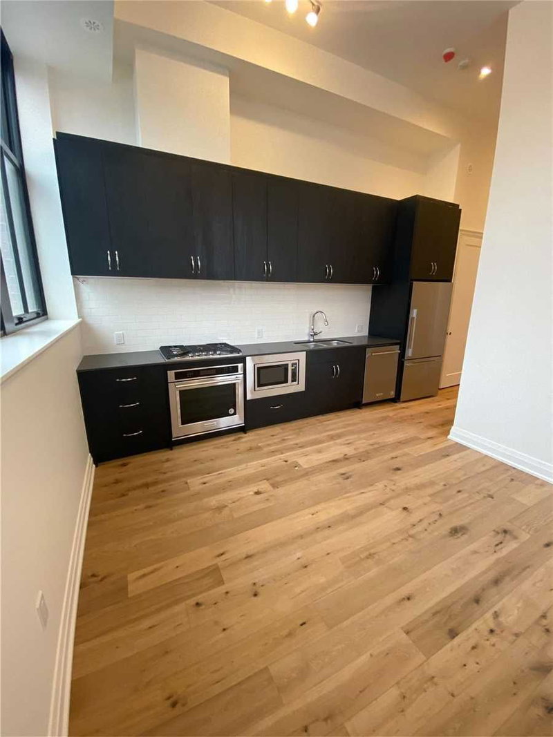 203 - 400 Park Ave, Newmarket, L3Y 1V8 | Image 2