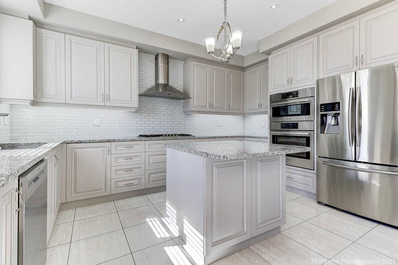 565 Mcgregor Farm Tr, Newmarket, L3X1C1 | Image 2