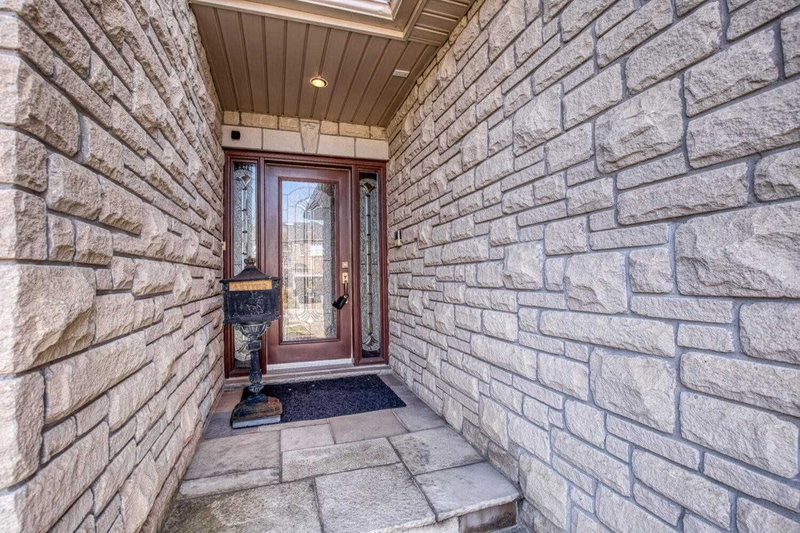 7 Wainwright Ave, Richmond Hill, L4C5R4 | Image 2