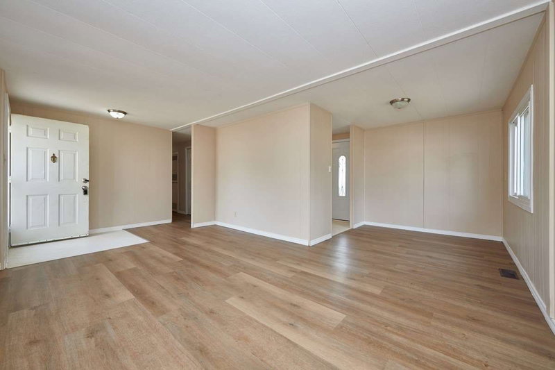 21 Hawthorne Dr, Innisfil, L9S 1R4 | Image 2