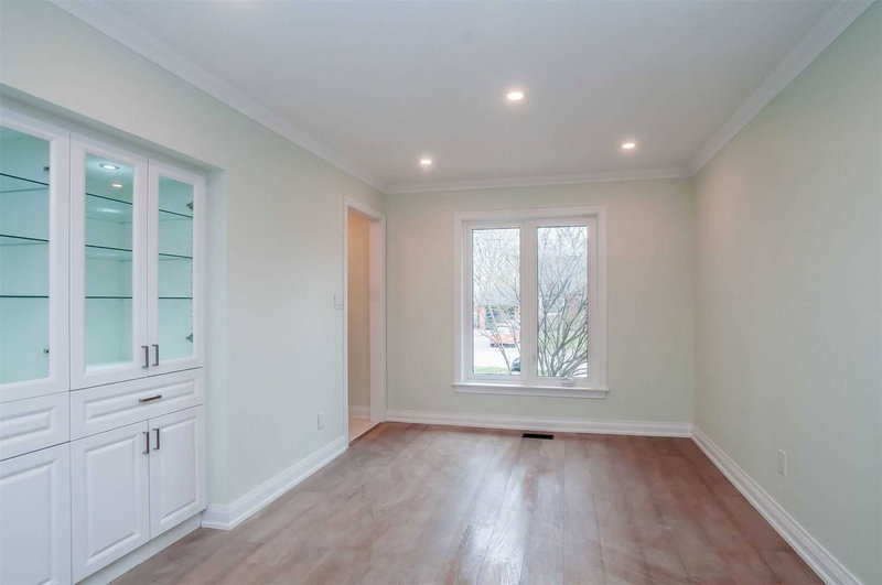 84 Lawrence Ave, Richmond Hill, L4C1Z3 | Image 2