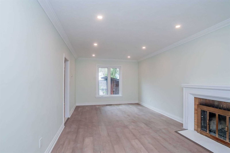 84 Lawrence Ave, Richmond Hill, L4C1Z3 | Image 3