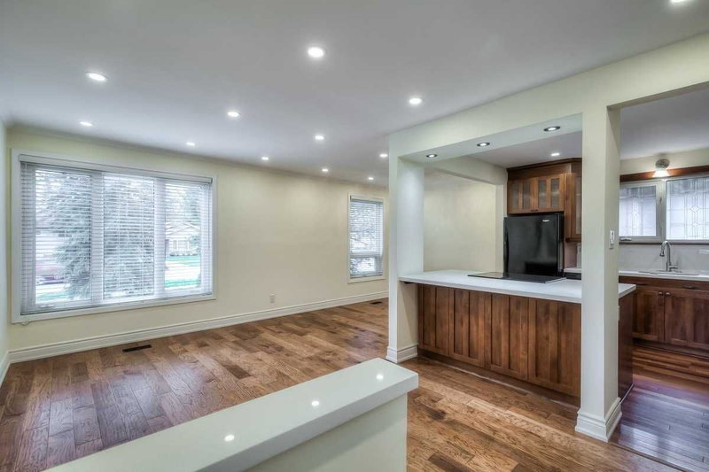 84 Murray Dr, Aurora, L4G2C3 | Image 3