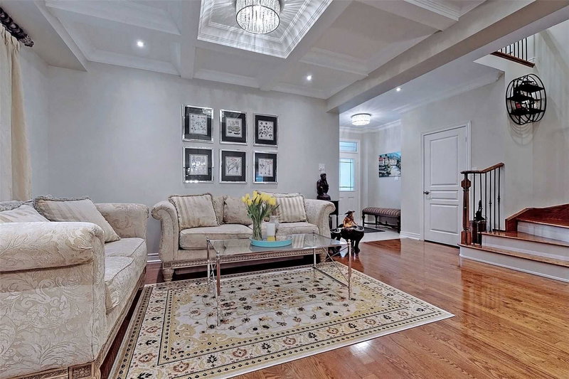 48 Tonner Cres, Aurora, L4G0G6 | Image 2