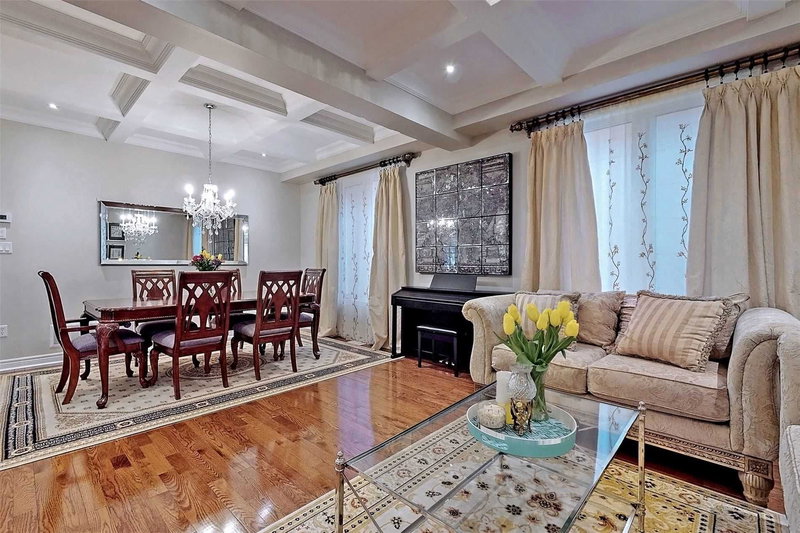 48 Tonner Cres, Aurora, L4G0G6 | Image 3