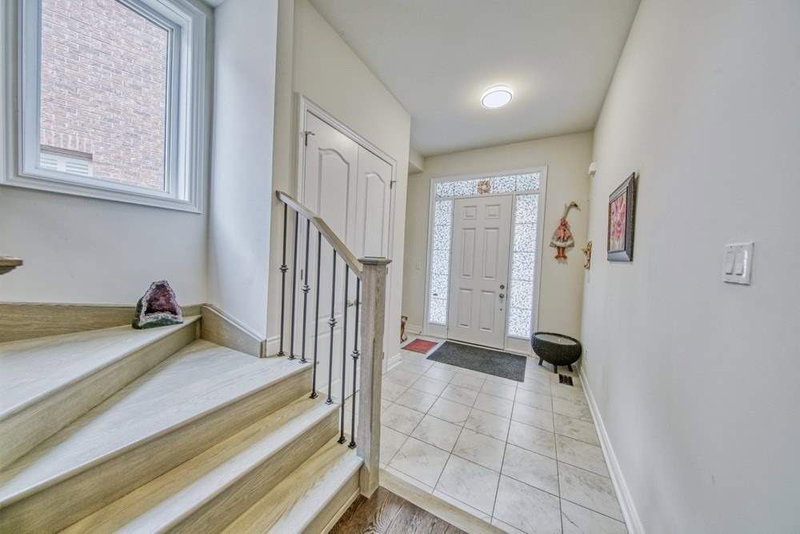 22 Walter Tunny Cres, East Gwillimbury, L9N0R4 | Image 2