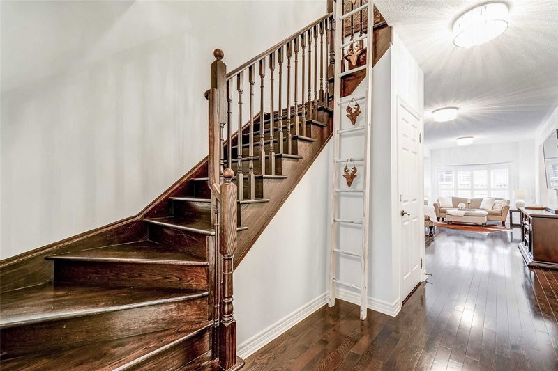 39 Naylor Dr, Bradford West Gwillimbury, L3Z0K1 | Image 2