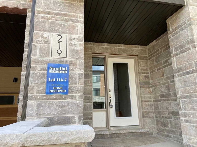 219 Vivant St, Newmarket, L3X 0K7 | Image 2