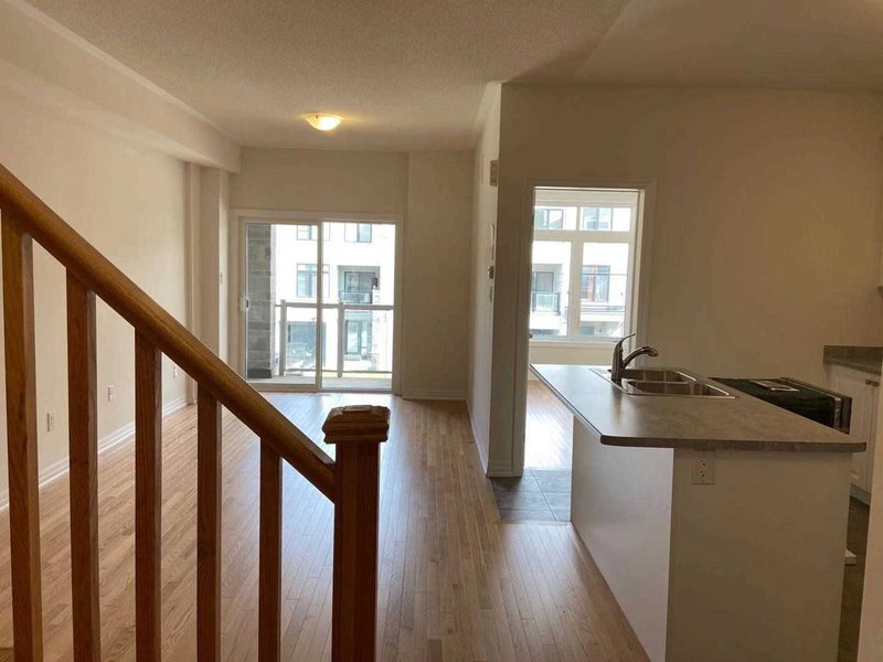 219 Vivant St, Newmarket, L3X 0K7 | Image 3