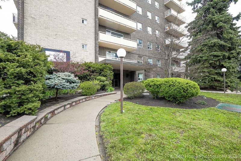705 - 67 Richmond St, Richmond Hill, L4C3Y3 | Image 3