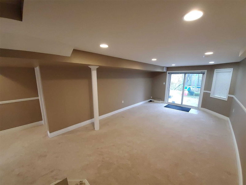 Lower - 644 Mcbean Ave, Newmarket, L3X2J5 | Image 2