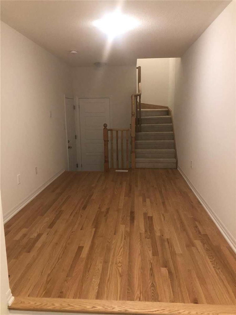 39 Delano Way S, Newmarket, L3X0L4 | Image 2