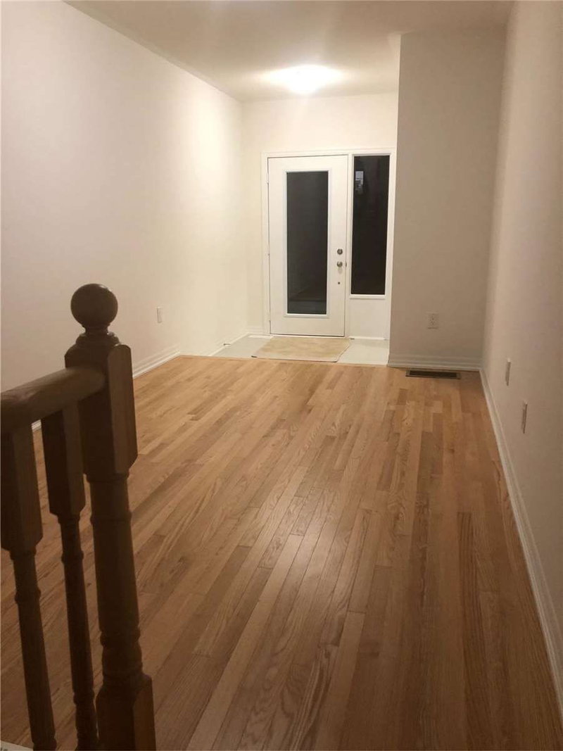 39 Delano Way S, Newmarket, L3X0L4 | Image 3