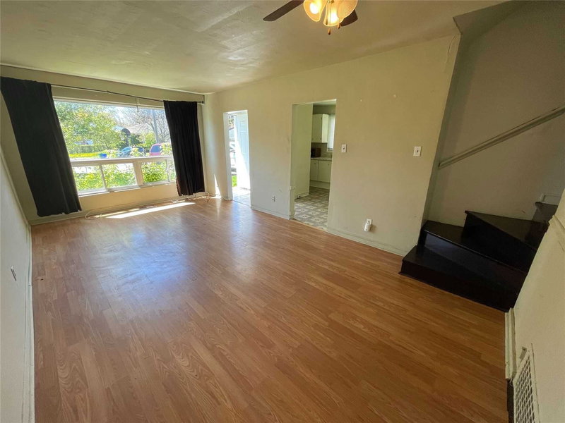 139 Maurice Crt, Newmarket, L3Y2W1 | Image 3