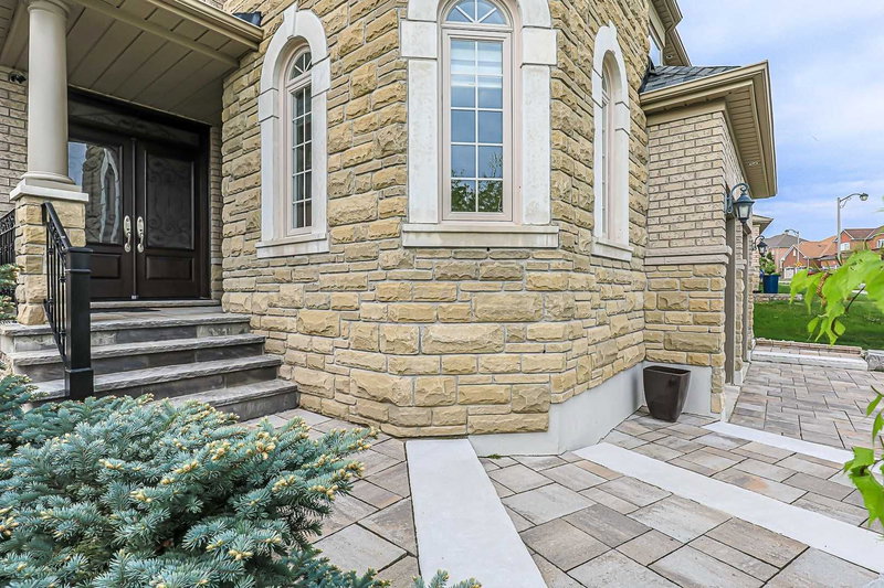 159 Jefferson Forest Dr, Richmond Hill, L4E4K6 | Image 2