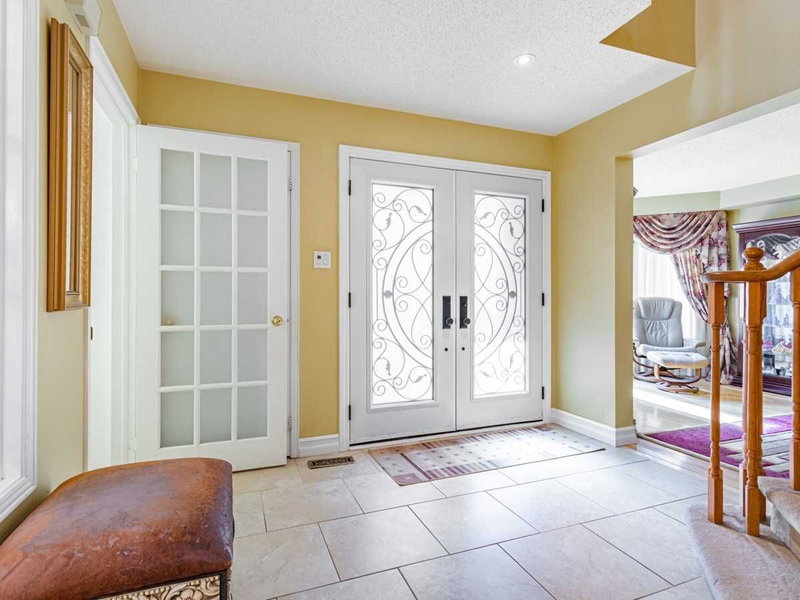 10 Chiswick Cres, Aurora, L4G6N9 | Image 2