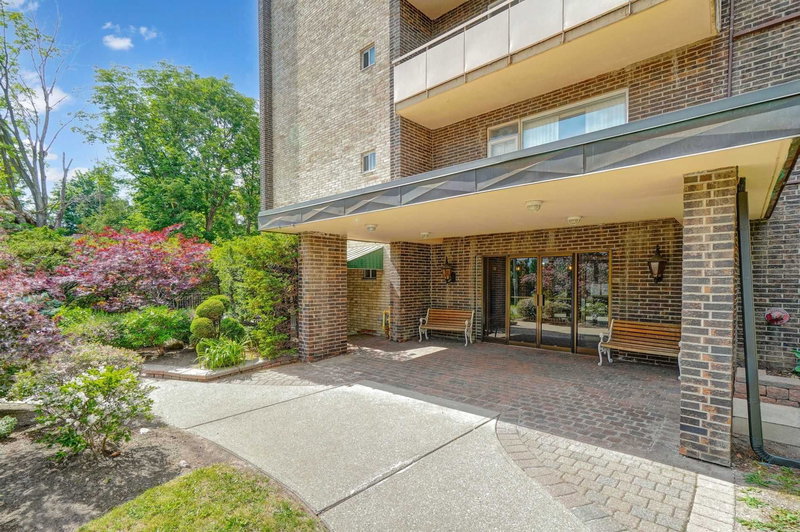 402 - 67 Richmond St, Richmond Hill, L4C3Y3 | Image 2