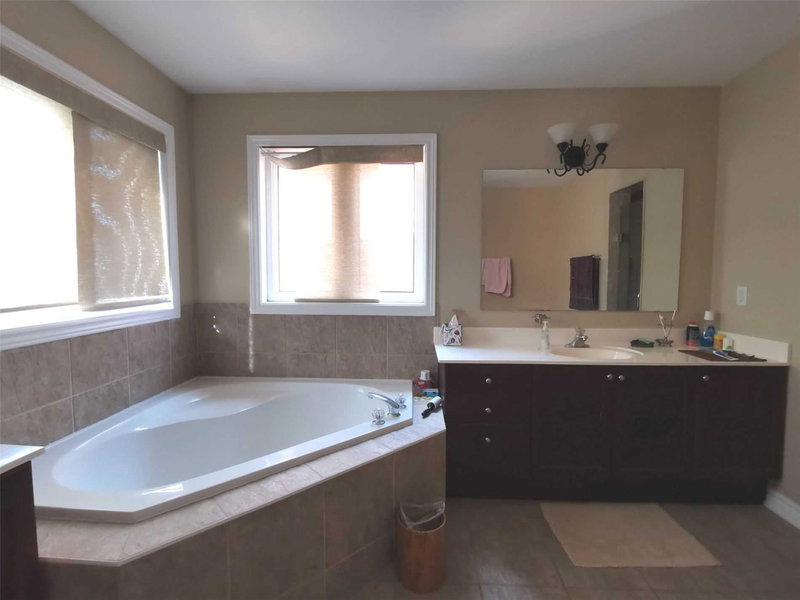 52 Victoria Wood Ave, Markham, L6E1K1 | Image 3