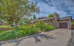 49 Don Mor Dr, Newmarket, L3Y1G8 | Image 2