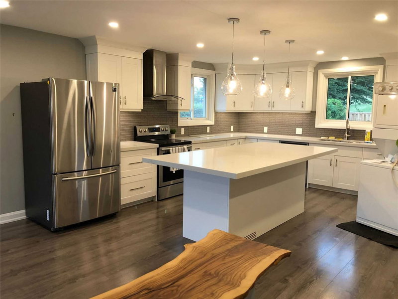 166 Collings Ave, Bradford West Gwillimbury, L3Z 1W1 | Image 3