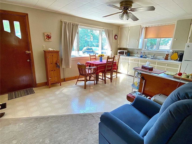 593 Watson Ave, Newmarket, L3Y2V2 | Image 3