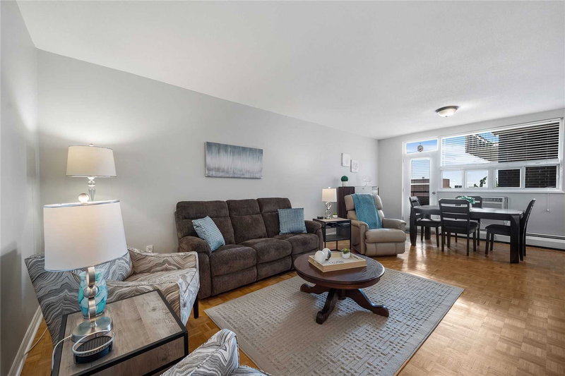 605 - 67 Richmond St, Richmond Hill, L4C3Y3 | Image 3