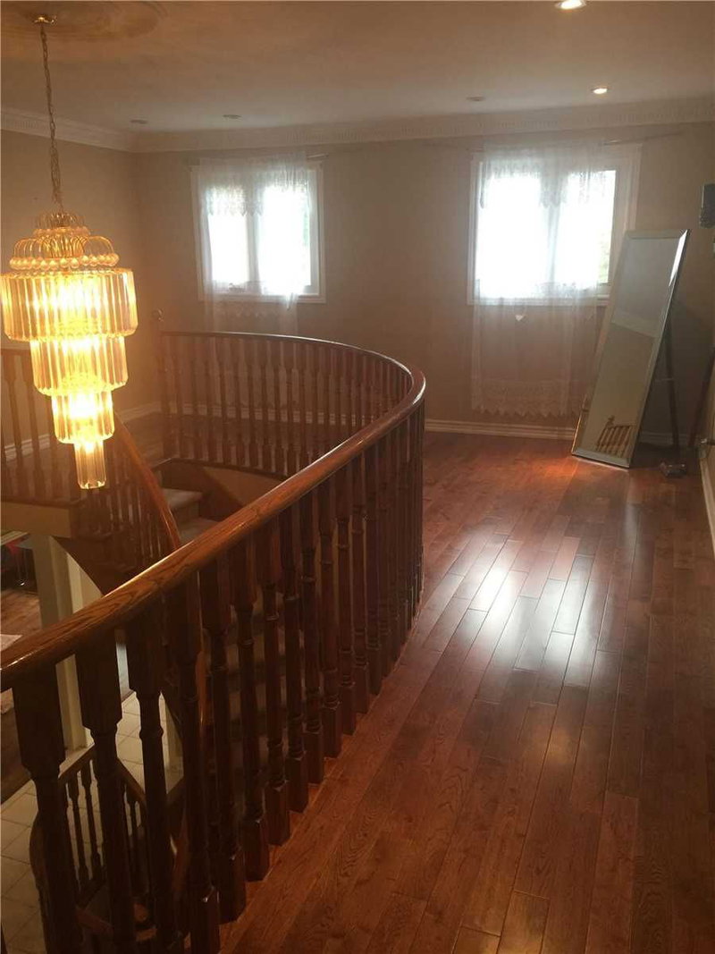 22 Chiltern Hill, Richmond Hill, L4B 3B8 | Image 2