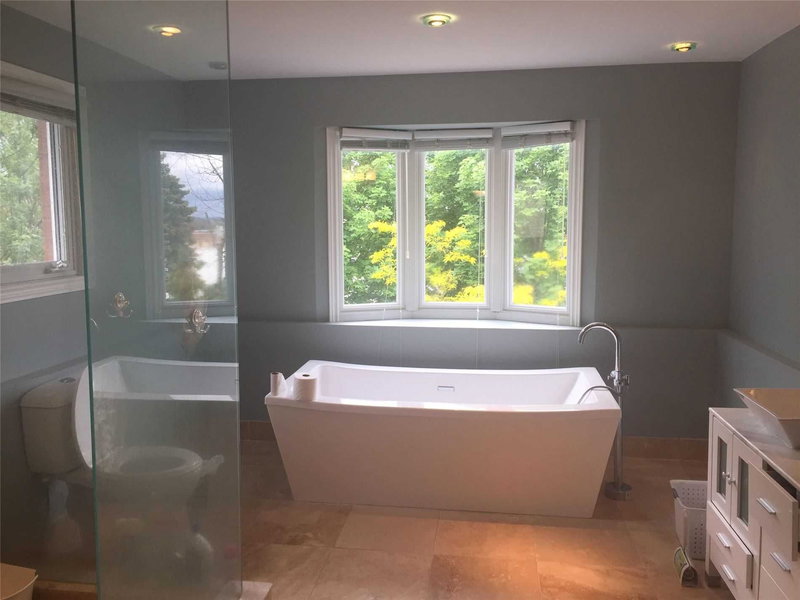 22 Chiltern Hill, Richmond Hill, L4B 3B8 | Image 3