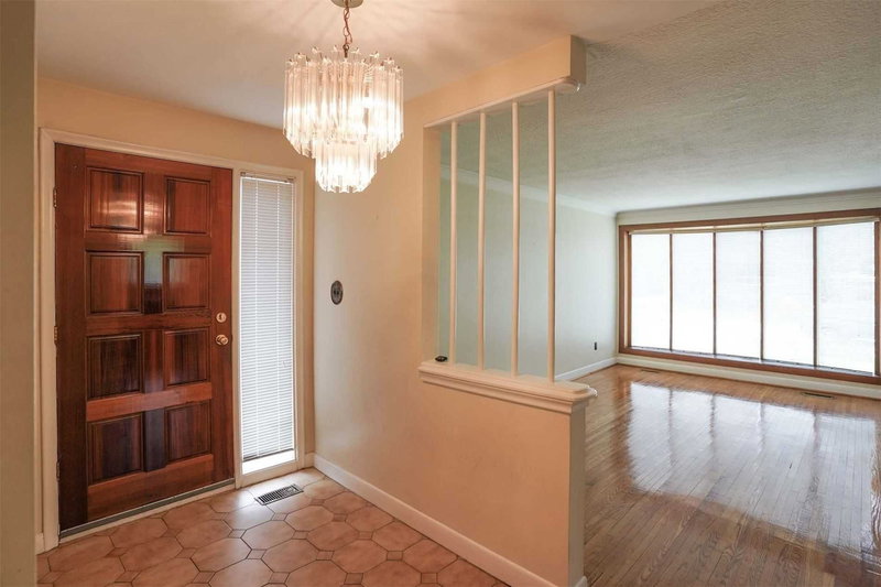 438 Lynett Cres, Richmond Hill, L4C2V7 | Image 2