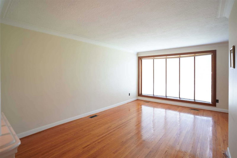 438 Lynett Cres, Richmond Hill, L4C2V7 | Image 3