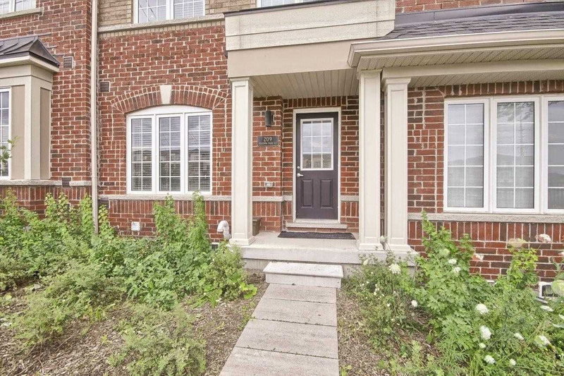 209 Harding Park St, Newmarket, L3Y0E1 | Image 2