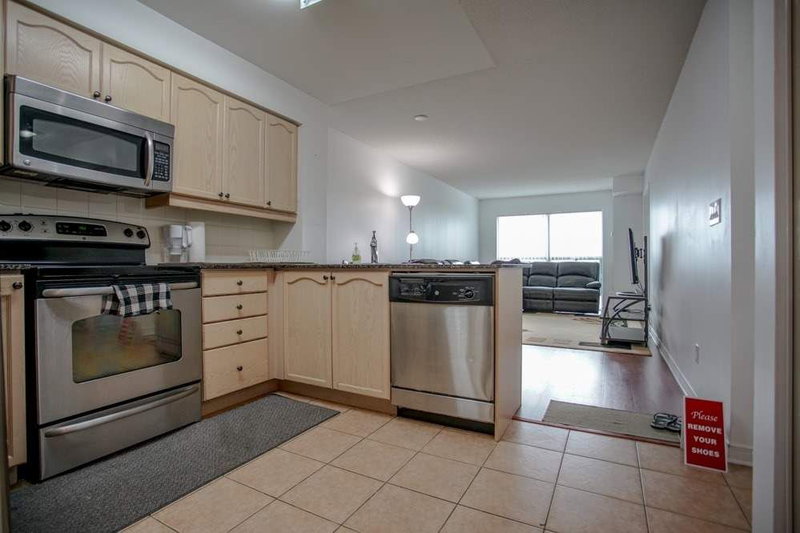 911 - 185 Oneida Cres, Richmond Hill, L4B0B1 | Image 2