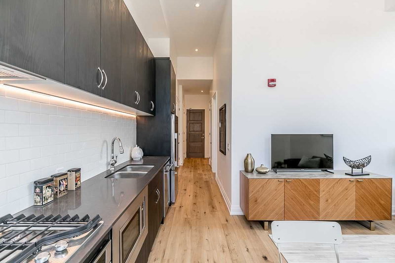 203 - 400 Park Ave, Newmarket, L3Y 1V8 | Image 2