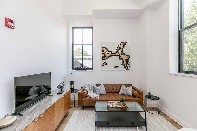 203 - 400 Park Ave, Newmarket, L3Y 1V8 | Image 3