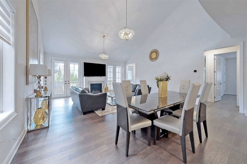 17 La Quinta Lane, Newmarket, L3Y0E2 | Image 2