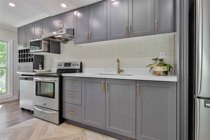 64 Machell Ave, Aurora, L4G2R7 | Image 3