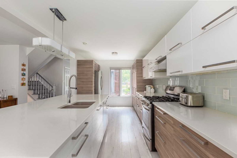 8 Brownstone Circ, Vaughan, L4J7P4 | Image 3