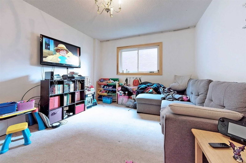 988 Leslie Valley Dr, Newmarket, L3Y7E6 | Image 2