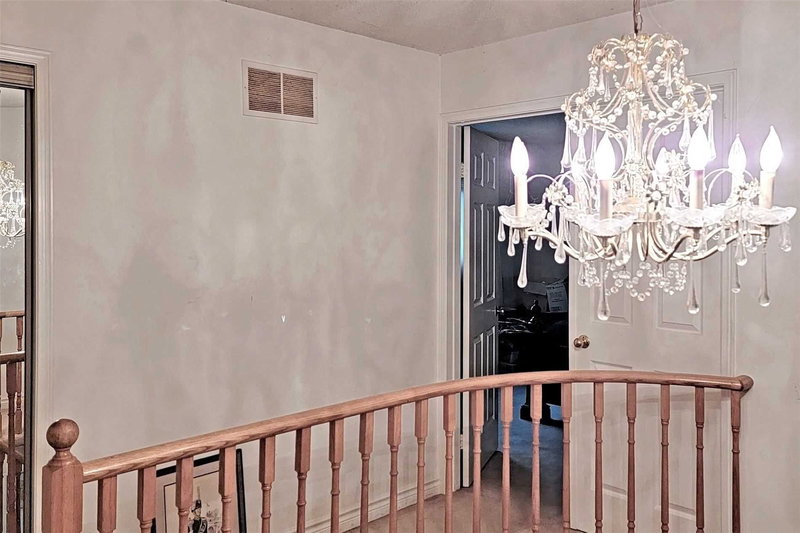 988 Leslie Valley Dr, Newmarket, L3Y7E6 | Image 3