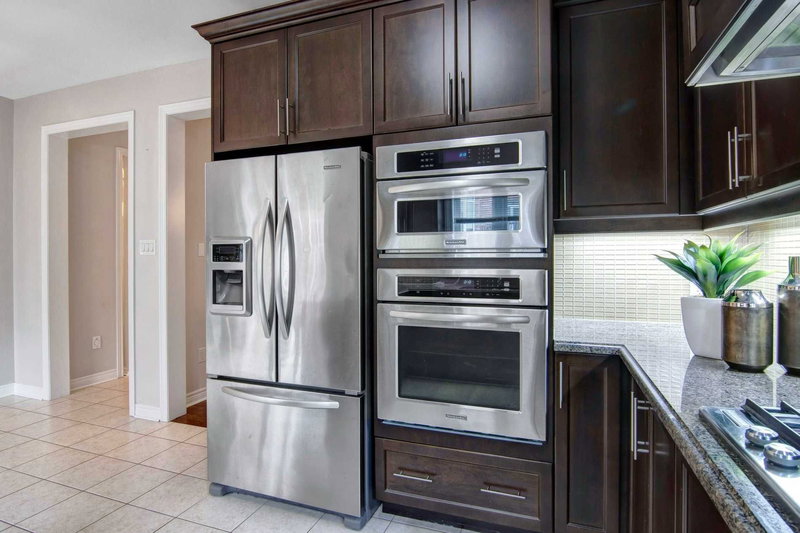 396 Grand Trunk Ave, Vaughan, L6A0T4 | Image 2